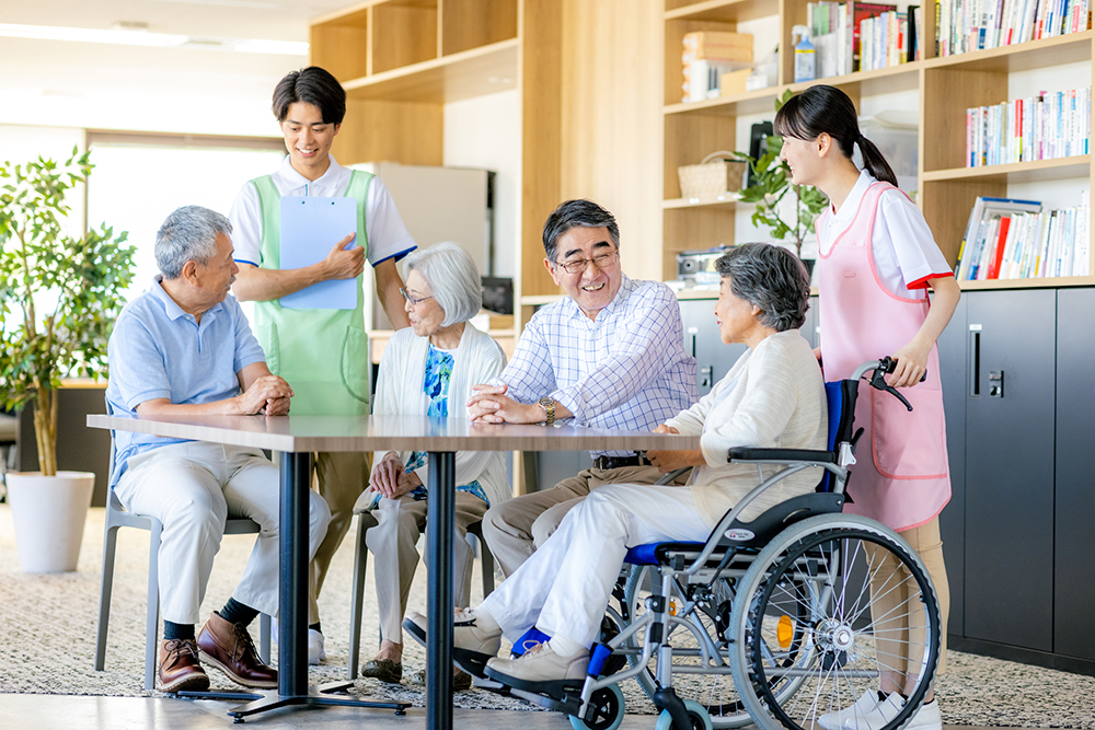 写真：入居施設の利用者とスタッフの団らん