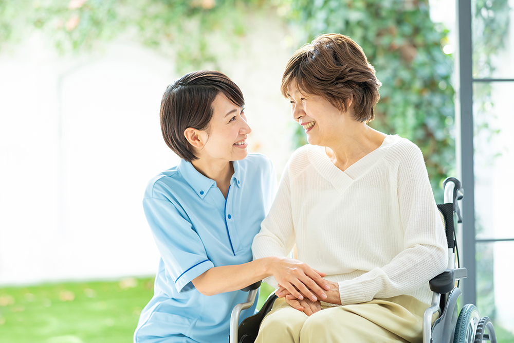 写真：介護スタッフと利用者のイメージ